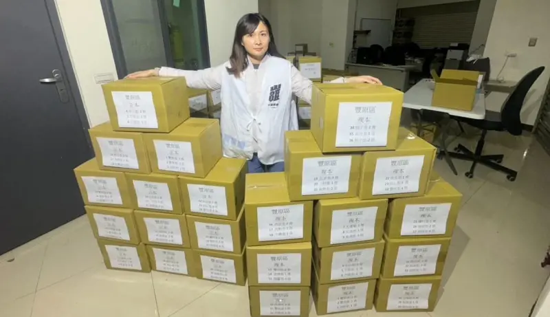 ▲罷免江啟臣的領銜人廖芝晏，展示8天內募集的3千多份連署書。（圖／翻攝廖芝晏臉書，2025.02.10）