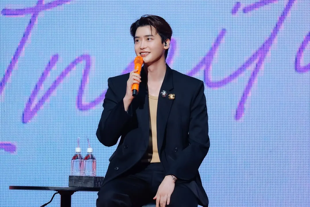 ▲IU（如圖）被傳與李鍾碩分手，不過一切皆未獲得官方證實。不過兩人過去感情相當甜蜜，不僅交往初期就在日本共度聖誕節，李鍾碩甚至在演技大賞的得獎感言中偷偷向IU告白。（圖／翻攝自IU IG）