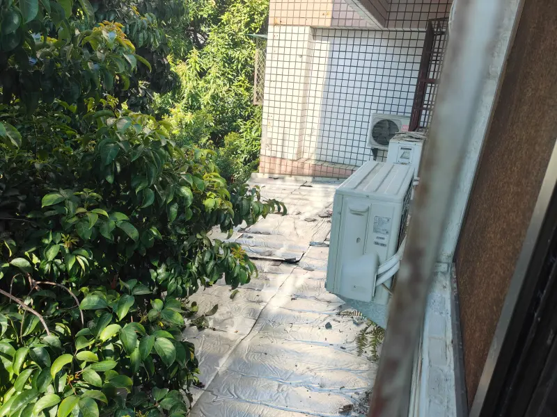 ▲台中大里區上午驚傳男童墜樓意外！一名6歲男童從5樓住處，不慎跌落2樓鐵皮屋屋頂，所幸僅受輕傷。（圖／警方提供）