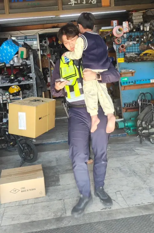 ▲從5樓住家不慎墜落2樓的李姓男童，警方到場後，男童已被鄰居救起，初步檢視無明顯外傷，意識清楚，不過男童父親還是先將人帶往醫院檢查。（圖／警方提供）