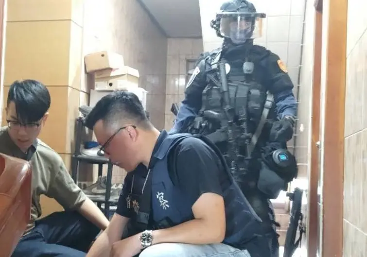 ▲台中34歲陳姓男子在住處改造槍枝販售牟利，警方上門攻堅時，陳姓男子竟然嚇到把子彈丟出窗外、沖馬桶，最後警方破門壓制逮人。（圖／警方提供）