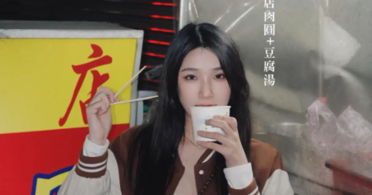 ▲南投縣南投市公所和在地戲院合作舉辦美食接龍遊戲，一名正妹參賽者在意麵攤用餐，美貌意外吸引許多網友注意。（圖／翻攝自Threads＠ziyuuu____）