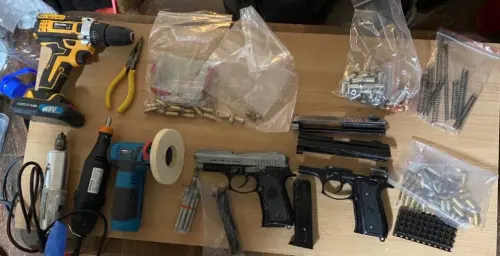 台中沙鹿一名34歲陳姓男子在住處改造槍枝販售牟利,警方當場起出一把改造手槍、14顆子彈以及改造工具。(圖/警方提供) ▲台中沙鹿一名34歲陳姓男子在住處改造槍枝販售牟利,警方當場起出一把改造手槍、14顆子彈以及改造工具。(圖/警方提供)