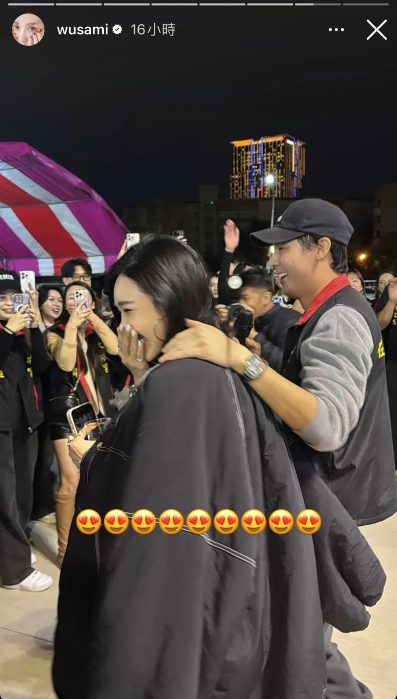 ▲李玉璽（右）在春酒活動上大方摟許允樂（左），讓她超害羞地將嘴巴摀住。（圖／翻攝自wusami IG）