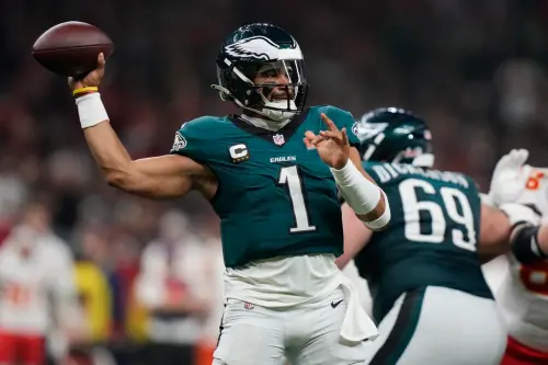 ▲費城老鷹四分衛 Jalen Hurts 帶領球隊取勝，並獲選為超級盃 MVP，用實力回應外界質疑，證明自己是聯盟頂級四分衛。（圖／美聯社／達志影像）
