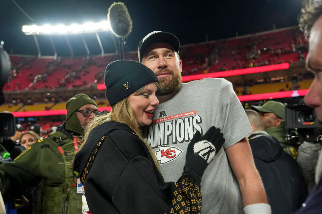 ▲NFL第59屆超級盃落幕，費城老鷹隊以40：22擊敗堪薩斯酋長隊，終結對手3連霸夢想。這場比賽不僅讓酋長隊錯失歷史性成就，美國天后Taylor Swift（泰勒絲）也未能在球場上見證男友Travis Kelce奪冠，甚至遭部分球迷噓聲伺候，相較於去年兩人在場上的甜蜜親吻慶祝，今年的泰勒絲只能落寞地離開球場。（圖／美聯社／達志影像）