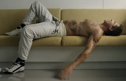 ▲布萊德彼特新片《F1》的「超級盃」預告中，他露出精壯的上半身，讓網友讚嘆根本不像61歲的人。（圖／摘自 YouTube）