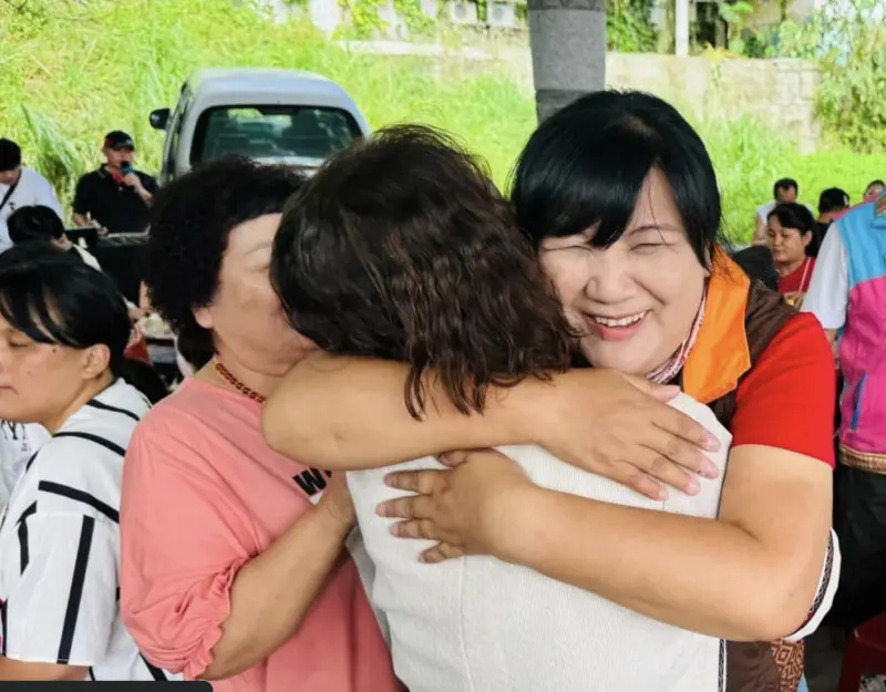 ▲伍麗華表示沒有連署站與宣傳，一夜之間卻多了罷免她2100份連署書，正說明自己表現太好，對方不敢有公開動作。（圖／翻攝自伍麗華臉書）