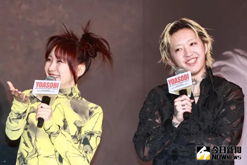 ▲YOASOBI成員Ayase（右）上網透露Sony音樂總公司的衛生紙太硬，讓他上廁所時很崩潰，「害我肛門被撕裂成八塊」。（圖／記者葉政勳攝）
