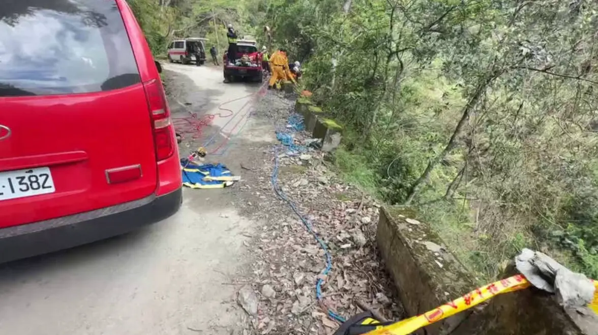 ▲花蓮縣警方於今（10）日上午在銅門部落往龍澗發電廠產業道路下邊坡，發現一男子屍體，警方懷疑遭殺害棄屍。（圖／翻攝畫面）