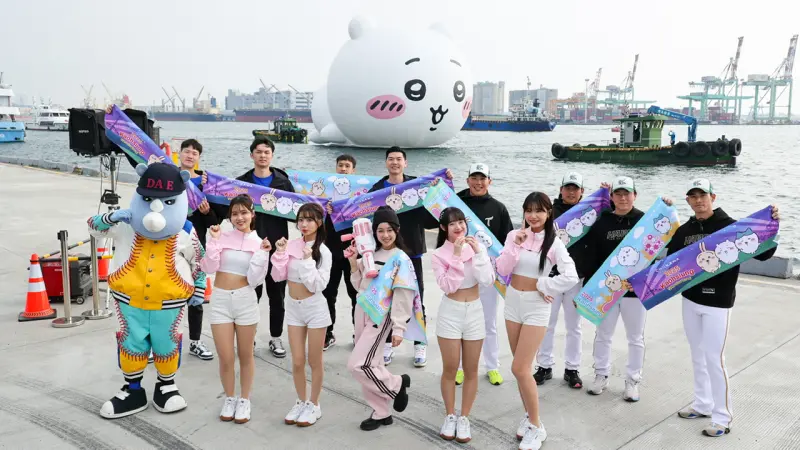 ▲邀請台鋼雄鷹、高雄全家海神球員及射擊選手吳佳穎、Wing Stars啦啦隊於高雄港7號碼頭迎接「吉伊卡哇」遊港。（圖／高市府運發局提供）