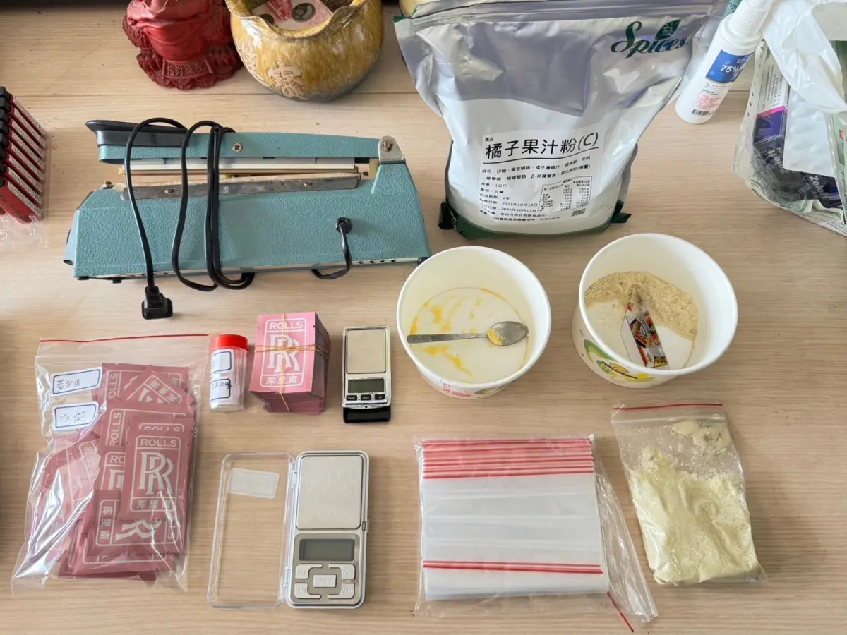 ▲搜索詐欺洗錢水房過程中意外發現毒品咖啡包、第三級毒品愷他命及分裝工具（圖/記者鄧力軍翻攝）