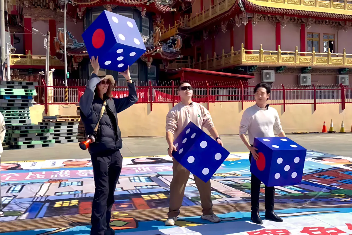 ▲民主大富翁遊戲開始前，八炯和閩南狼高喊：「全台同島一命」罷免親共藍委。（圖／記者莊全成翻攝）