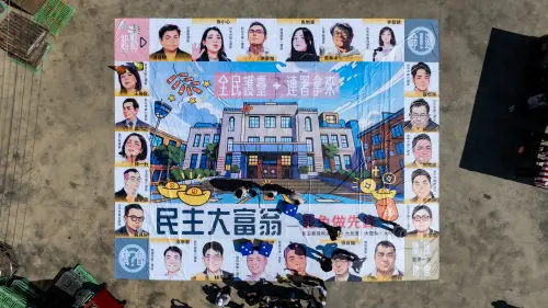 網紅八炯與閩南狼南下屏東參與「真人版」民主大富翁,力挺全台罷免運動 ▲網紅八炯與閩南狼南下屏東參與「真人版」民主大富翁,力挺全台罷免運動。(圖/立委鍾佳濱服務處提供)