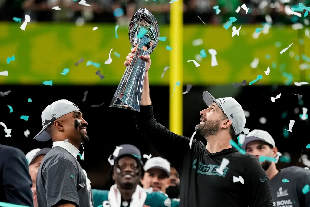 ▲費城老鷹隊總教練Nick Sirianni（右）高舉隆巴迪獎盃（Lombardi Trophy），慶祝球隊奪得隊史第二座超級盃冠軍。（圖／美聯社／達志影像）