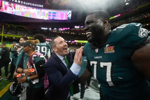 ▲費城老鷹隊成功奪下第59屆超級盃冠軍，總管Howie Roseman（左）再次展現卓越的管理能力，成功打造一支冠軍陣容，帶領老鷹隊重返榮耀。（圖／美聯社／達志影像）