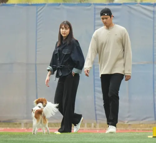▲大谷翔平結束自主訓練後，休息日稍早偕愛妻真美子，帶著愛犬Decoy到訓練基地玩耍，享受幸福家庭時光。（圖／取自X）
