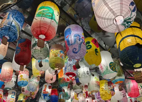 ▲許多家庭會於初九夜間提前備妥花燈，待午夜一到便爭相懸掛，象徵人丁興旺、家族昌盛。（圖／記者賴禹妡攝）