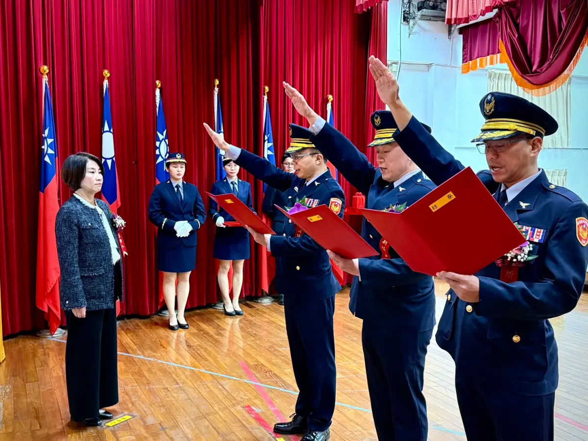 ▲縣長周春米主持屏東縣警局舉行卸新任三位分局長聯合交接。（圖／屏東縣府提供）