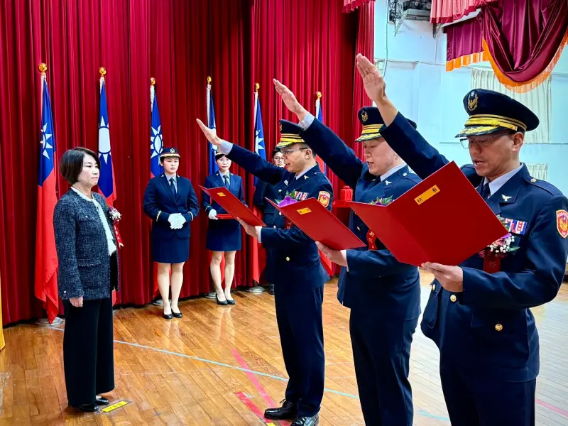▲縣長周春米主持屏東縣警局舉行卸新任三位分局長聯合交接。（圖／屏東縣府提供）