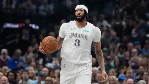 獨行俠球星 Anthony Davis面對火箭的比賽時,在無碰撞的狀態下退場,後續確定為內收肌拉傷。(圖/美聯社/達志影像) ▲獨行俠球星Anthony Davis面對火箭的比賽時,在無碰撞的狀態下退場,後續確定為內收肌拉傷,歸隊暫無時間表。(圖/美聯社/達志影像)