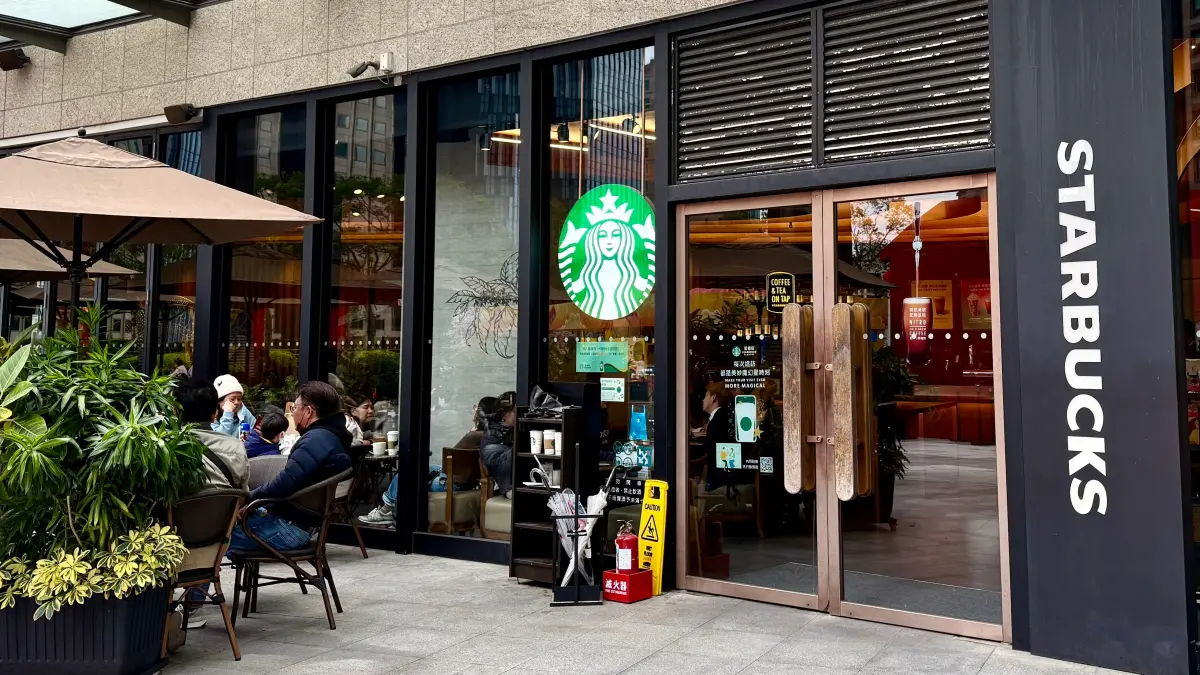 ▲台灣STARBUCKS星巴克咖啡受LINE假帳號、FB網路詐騙困擾，在官網及擁有藍色勾勾驗證徽章的「星巴克咖啡同好會」官方粉專，公布「11張截圖」開戰假冒星巴克優惠的假訊息「已採取法律行動」。（圖／記者蕭涵云攝）