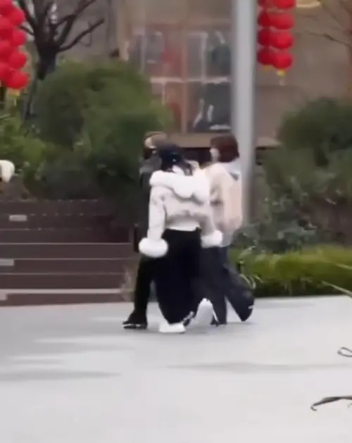 ▲趙露思(左)在散步途中被粉絲偶遇,她身體狀況看起來恢復的不錯。(圖/翻攝自明星娛樂新聞微博) ▲趙露思(左)在散步途中被粉絲偶遇,她身體狀況看起來恢復的不錯。(圖/翻攝自明星娛樂新聞微博)