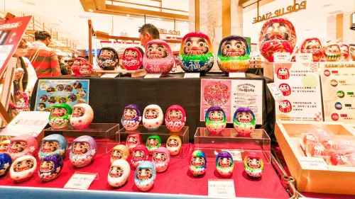 ▲「日本白河商品展」展出與販售日本福島縣西白河郡當地名產，還特別邀請到白河達摩彩繪職人，將於活動期間帶來手繪體驗活動。（圖／漢神巨蛋提供）