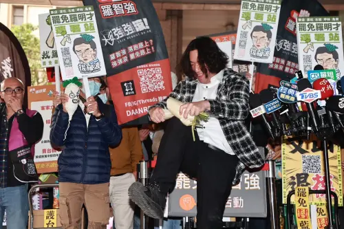 ▲民團送出第二波13區罷免國民黨地方立委連署書。（圖／記者葉政勳攝，2025.02.10）