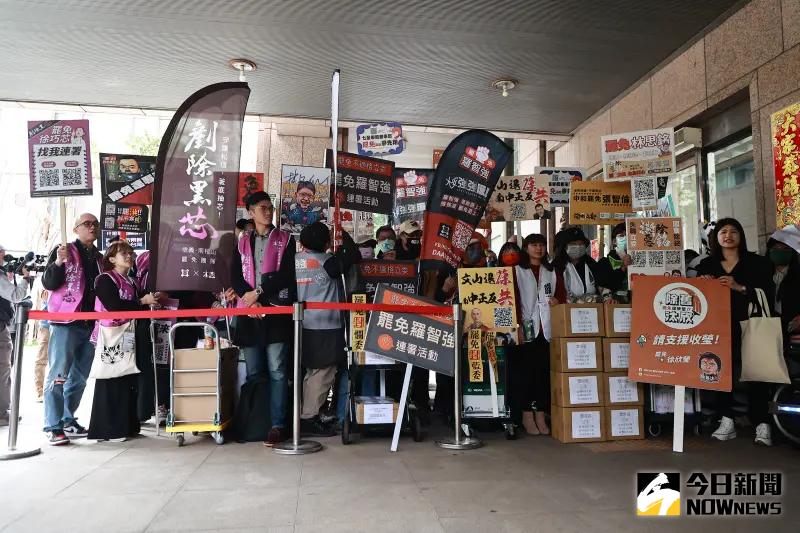 ▲立委大罷免延燒,公民團體不滿國民黨區域立委粗暴立法,惡意亂砍預算,意圖癱瘓台灣。(圖/記者葉政勳攝 , 2025.02.10)