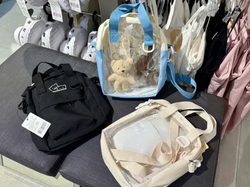 ▲NET「透明斜背包」顏色眾多，背帶還可調整長度。（圖／記者蕭涵云攝）