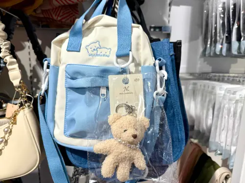 ▲推薦藍色或紫色的撞色款，至反面也有扣環可以再掛上喜歡的吊飾。（圖／記者蕭涵云攝）