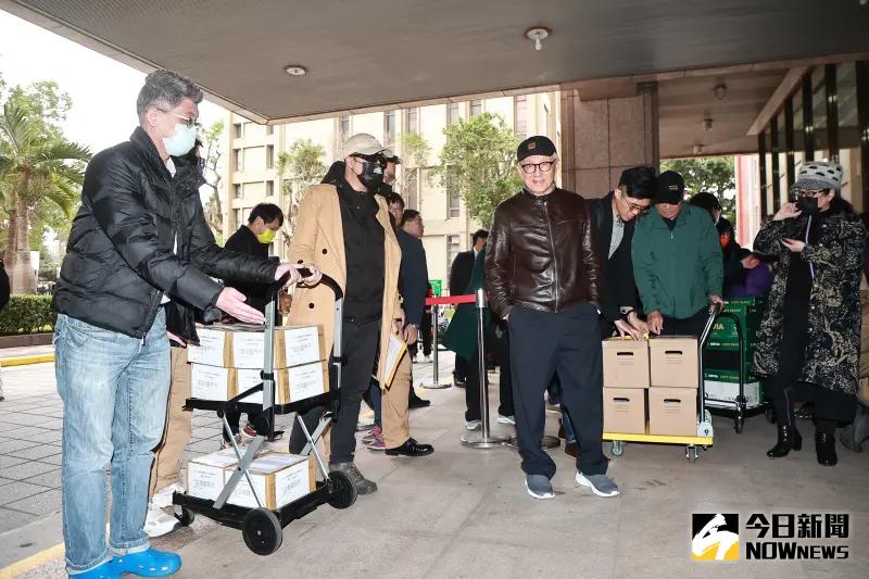 ▲聯電創辦人曹興誠（中）發起「反共護國」全台公民罷免運動，並親自擔任罷免國民黨立委徐巧芯團提「剷除黑芯」領銜人。（圖／記者葉政勳攝 , 2025.02.10）