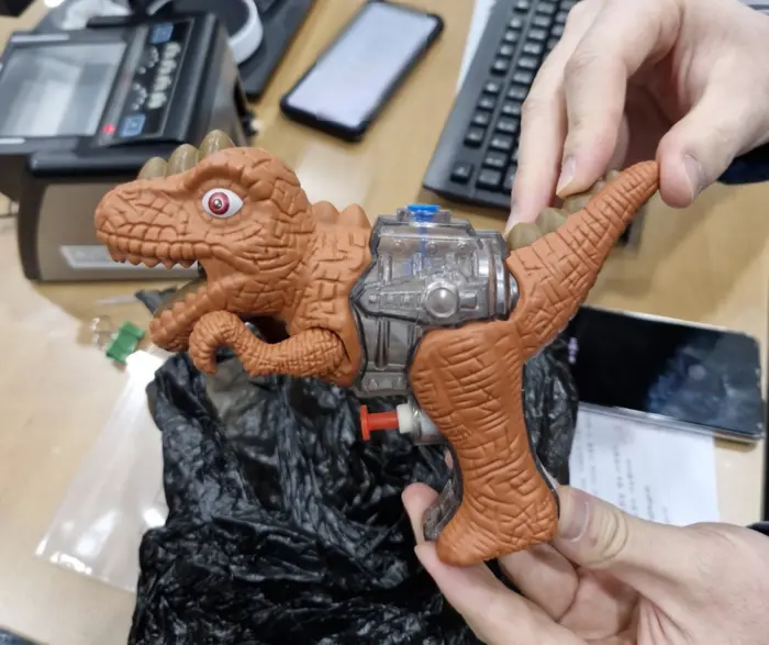 ▲一名搶匪拿著一把霸王龍玩具水槍，今早闖入韓國釜山銀行搶劫。（圖／翻攝自Ｘ）