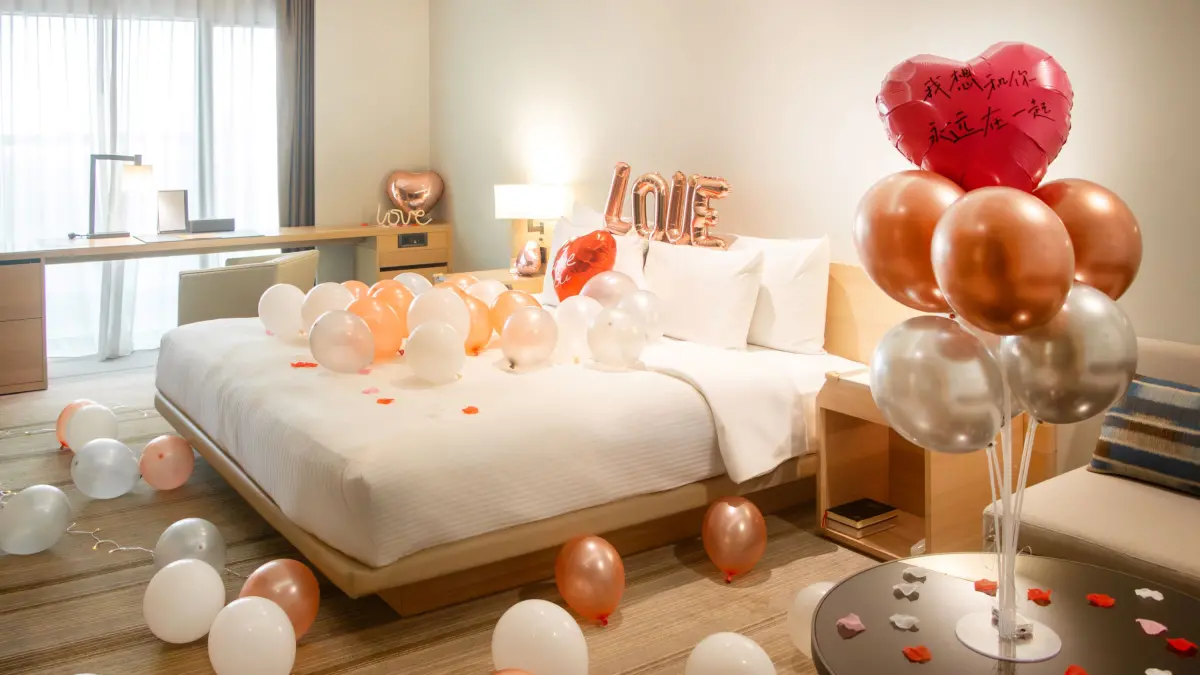 ▲ 「只想和你逸起一生一世」情人節住房活動，選擇「景隅客房」入住，還可加購精美布置。（圖／和逸飯店·高雄中山館提供）