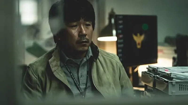 ▲在《地獄公使》中飾演著慈愛父親「陳京勳」的梁益準，劇中慈愛的他在戲外竟對人重拳出擊，今（10）日傳出他對後輩施暴而遭到首爾地方警察廳立案調查。（圖／netflix《地獄公使》劇照）