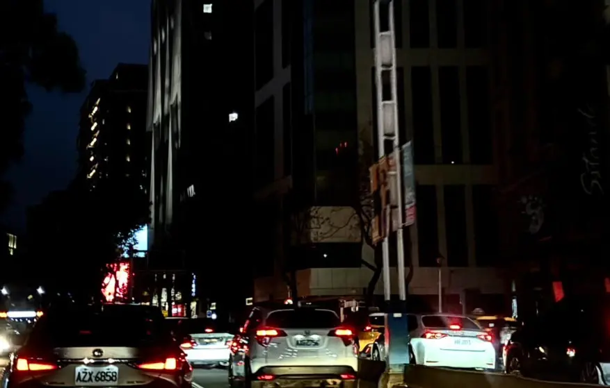 ▲10日15時53分由於華陰變電所主變壓器跳脫，影響大安區、中山區、中正區、萬華區一帶共1萬4,323戶停電。（圖／柳采葳臉書）