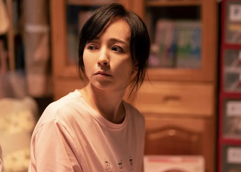 ▲季芹在《夜校女生》演對女兒課業盯很緊的媽媽，與女兒陳妍霏吵架的戲，讓許多觀眾感動掉淚，片中她常讓陳妍霏感到學業壓力很大，差點喘不過氣。（圖／興揚電影提供）