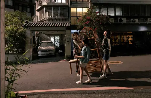 ▲《夜校女生》中季芹（左）飾演的媽媽看似對女兒的課業要求很多，其實很細心呵護兩個孩子。（圖／興揚電影提供）