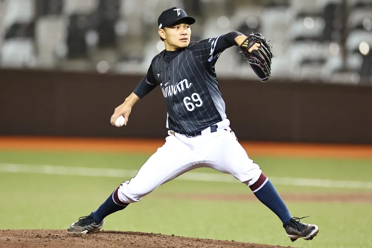 ▲經典賽資格賽中華隊持續以賽代訓，今（10）日與台鋼雄鷹進行第2場閉門模擬比賽與戰術演練，由徐若熙擔任首位出場投手，面對台鋼雄鷹打者，投2局、33球，最快球速來到152公里；面對9名打者送出3K，被敲3支安打，曾峻岳也投出目前所有投手最快的153公里。（圖／中職提供）