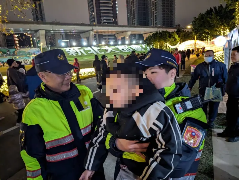 ▲新北燈會開幕9天，走失15名孩童，所幸都被警找回。 （圖／三重分局提供）