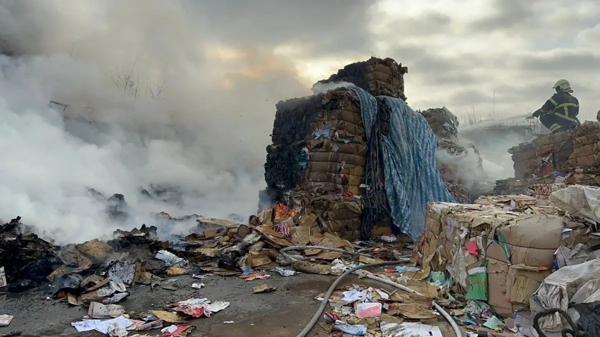 ▲馬公西文里某資源回收場火警，消防人員獲報到場立即部署水線灌救。（圖／澎湖縣政府消防局提供）