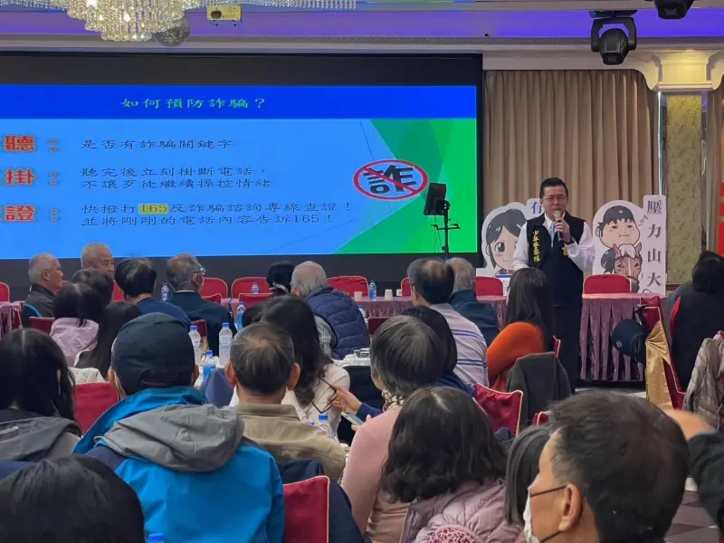 ▲高雄市少年隊隊長陳仁正利用假日率「防詐宣導團」向高雄園藝花卉業職業工會百餘位工會幹部及成員宣導如何防範新型態詐欺。(圖／高市少年警察隊提供)