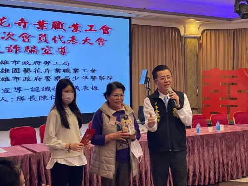 ▲少年隊長陳仁正率「防詐宣導團」，親自主講宣導打詐儀表板，並以自身週遭親友受騙情境案例加深民眾印象。(圖／高市少年警察隊提供)