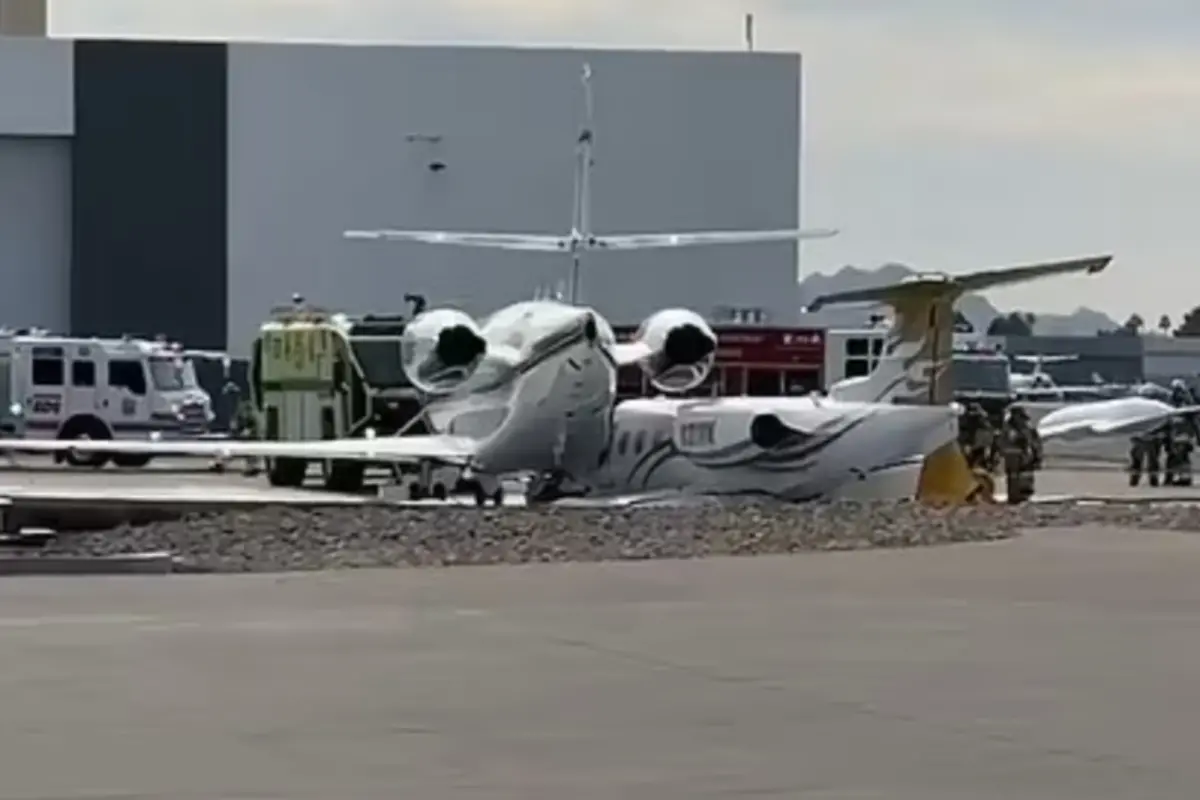 ▲美國亞利桑那州一處機場，10日發生2架飛機於地面跑道碰撞的事故。 （圖／翻攝自太陽報）