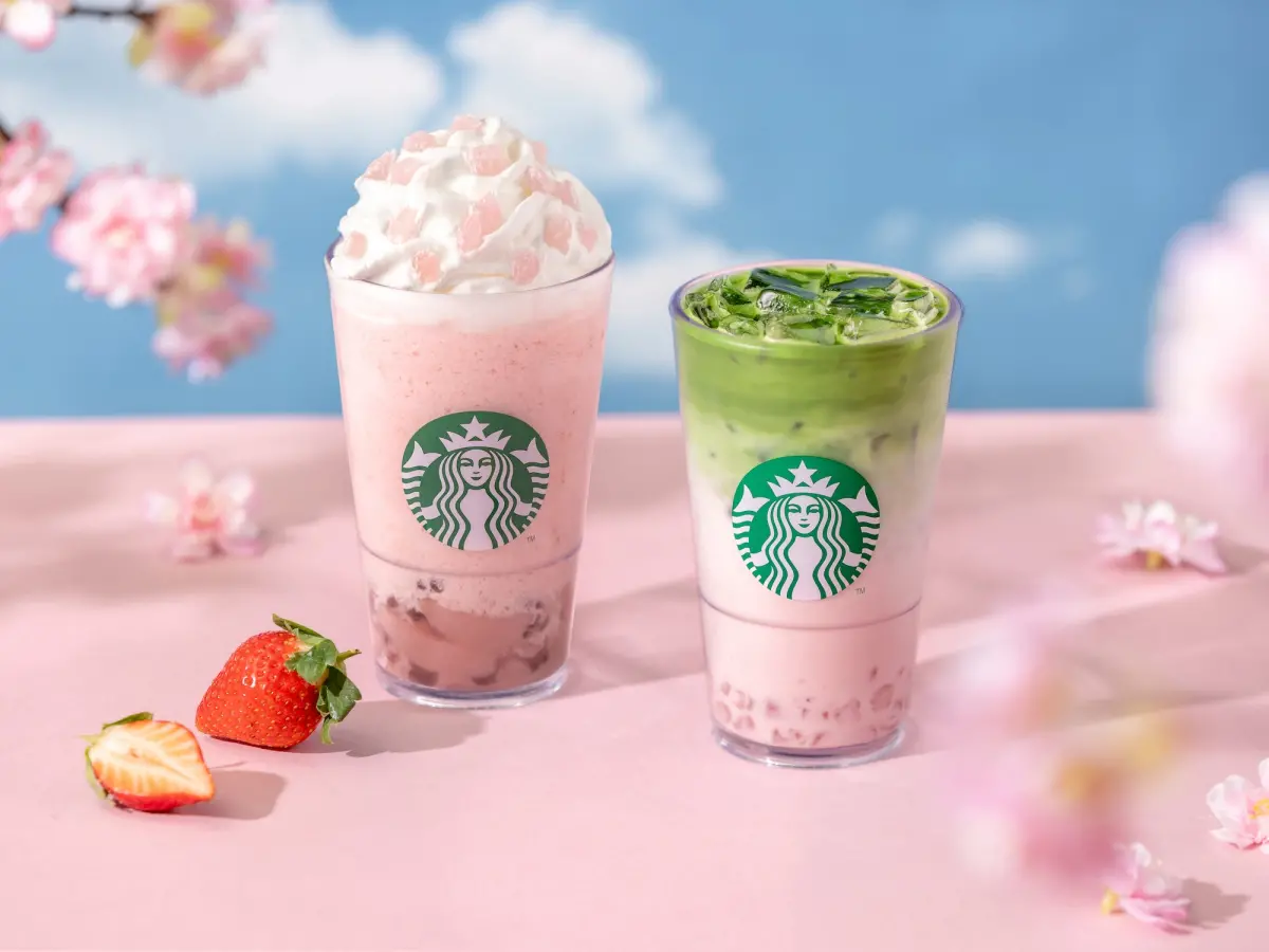 ▲星巴克情人節好友分享日「買一送一」咖啡優惠喝3天！櫻花季開喝草莓紅豆米布丁奶霜星冰樂、櫻花風味草莓抹茶那堤，粉紅系列隨行杯好萌。雖然星巴克即將漲價變貴，但全門市內用全飲品續杯則調降5折。（圖／星巴克提供）