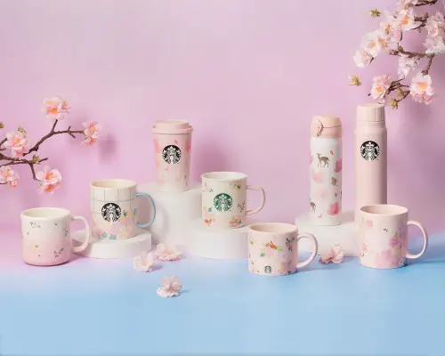 星巴克買一送一「情人節咖啡優惠」喝3天!草莓奶霜星冰樂新品 ▲星巴克新品杯款有著滿滿櫻花季氛圍。(圖/星巴克提供)