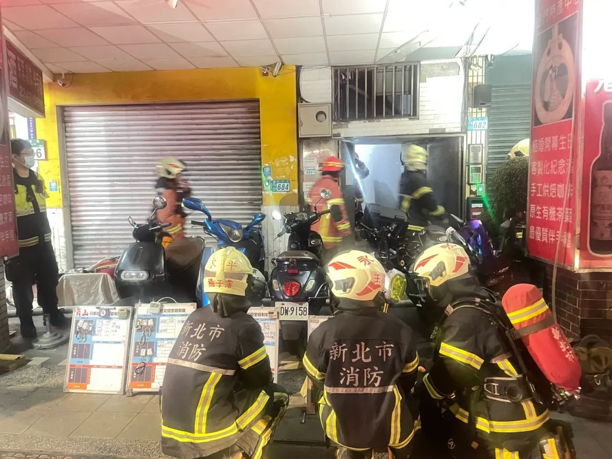 ▲今（11）日凌晨4時18分許，新北市中和區景平路一棟公寓5樓的出租套房，傳出火警消息，一名25歲男子明顯死亡。（圖／新北市消防局提供）