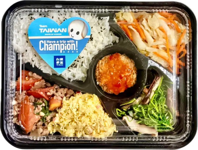 ▲為響應交通部觀光署2025台灣燈會在桃園舉行，臺鐵公司附業營運處臺北餐旅分處特別推出期間限定「桃喜便當-台式打拋豬」。（圖／台鐵提供）