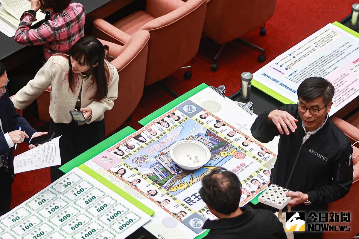 ▲民進黨立委鍾佳濱在議場大玩民主大富翁。（圖／記者葉政勳攝，2025.02.11）